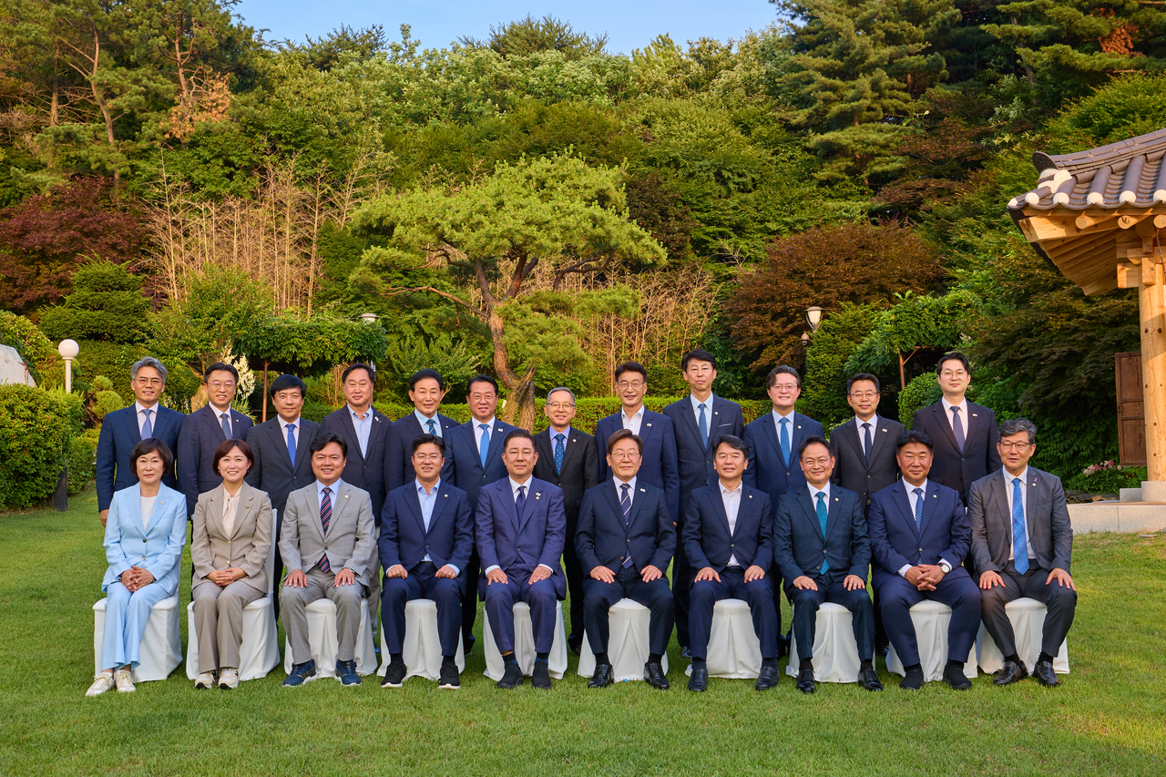 이재명 한글지원 해와 토토사이트이 23일 한남동 관저에서 더불어민주당 원내지도부와 만찬에 앞서 기념촬영을 하고 있다. [연합]