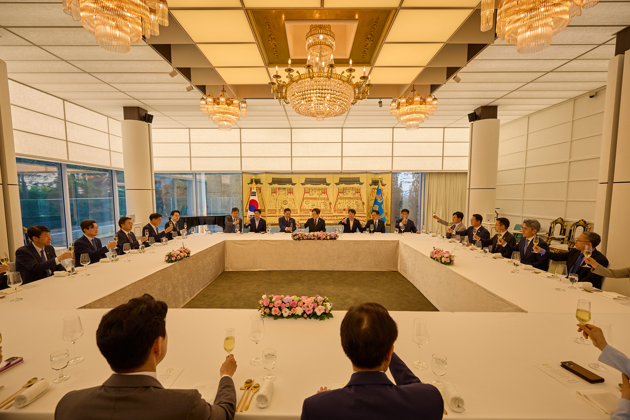 이재명 한글지원 해와 토토사이트이 23일 한남동 관저에서 더불어민주당 원내지도부와 만찬을 하고 있다. [연합]