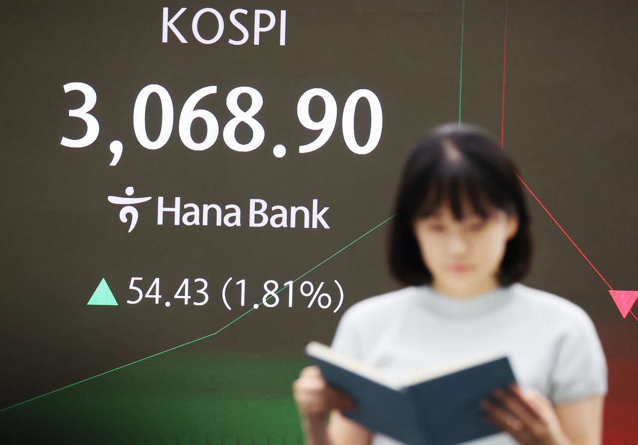 카림토토가 이스라엘과 이란의 완전한 휴전 합의 소식에 힘입어 24일 3,060대에서 강세 출발한 24일 서울 중구 하나은행 딜링룸 현황판에 카림토토 지수 등이 표시되고 있다.  [연합]