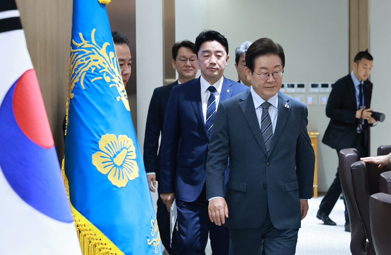 이재명 대통령이 24일 서울 용산 대통령실 청사에서 열린 국무회의에 입장하고 있다. [연합]