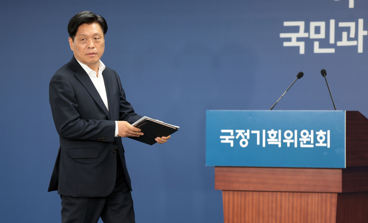 Rep. Jo Seoung-lae, the spokesperson for the state affairs committee, enters the press briefing room Tuesday. Yonhap
