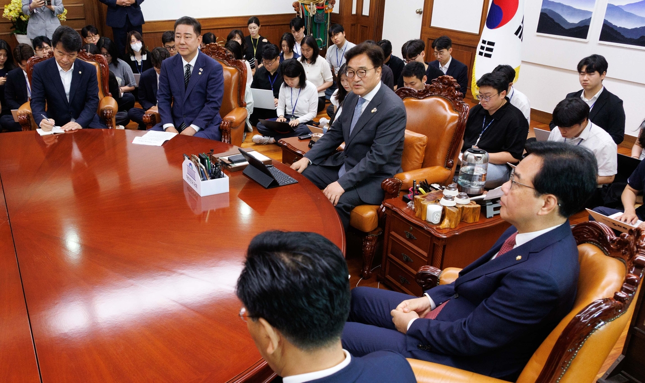 우원식 국회의장과 여야 원내대표들이 24일 국회에서 추가경정예산안 처리를 위한 본회의 개최 일정과 상임비타임 토토 재배분 문제 등을 논의하기 위해 회동하고 있다. [공동취재]