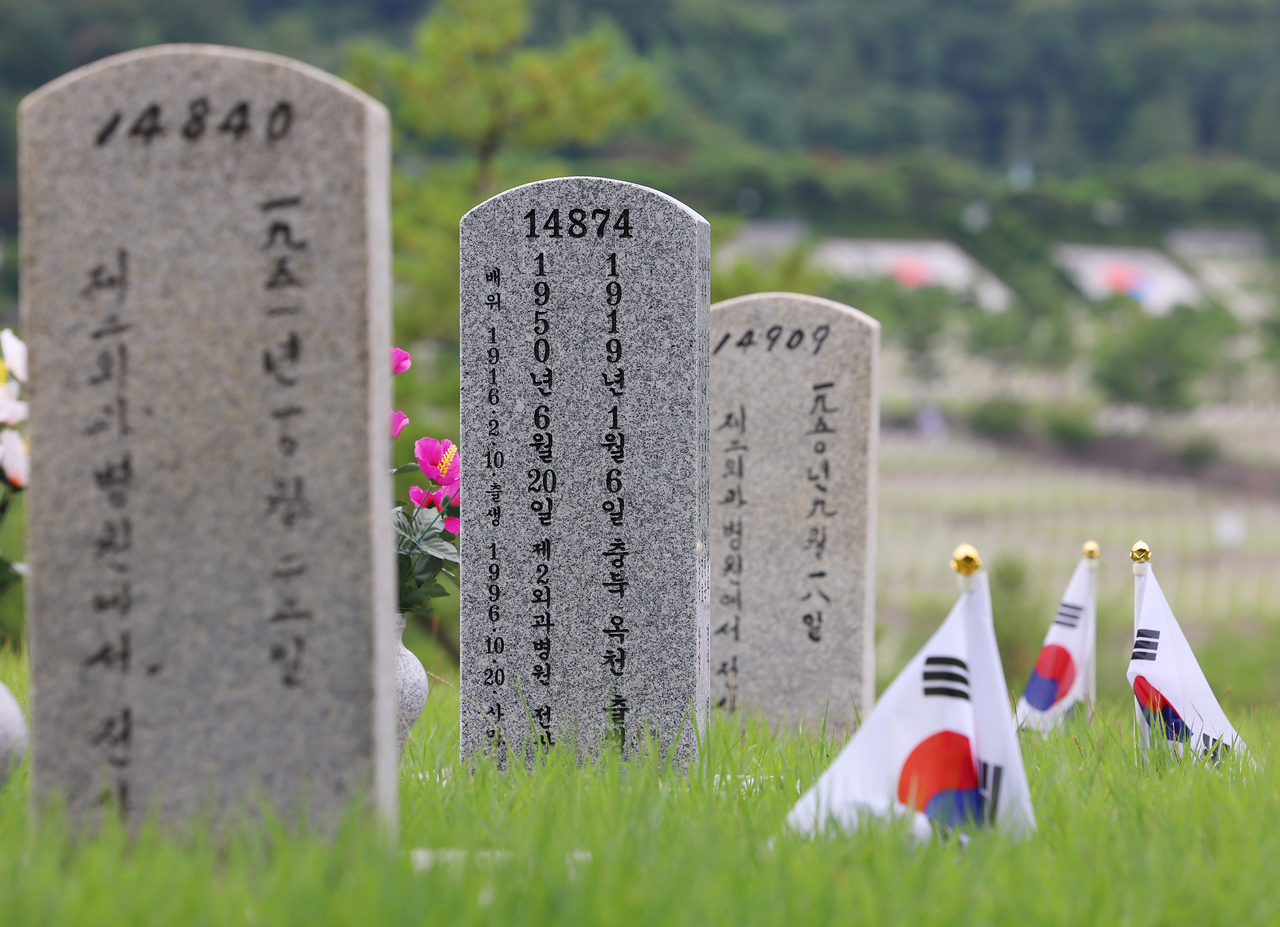 South Korean national flags are placed next to graves of fallen heroes at the Seoul National Cemetery in Dongjak-gu, Seoul on Tuesday. (Yonhap)