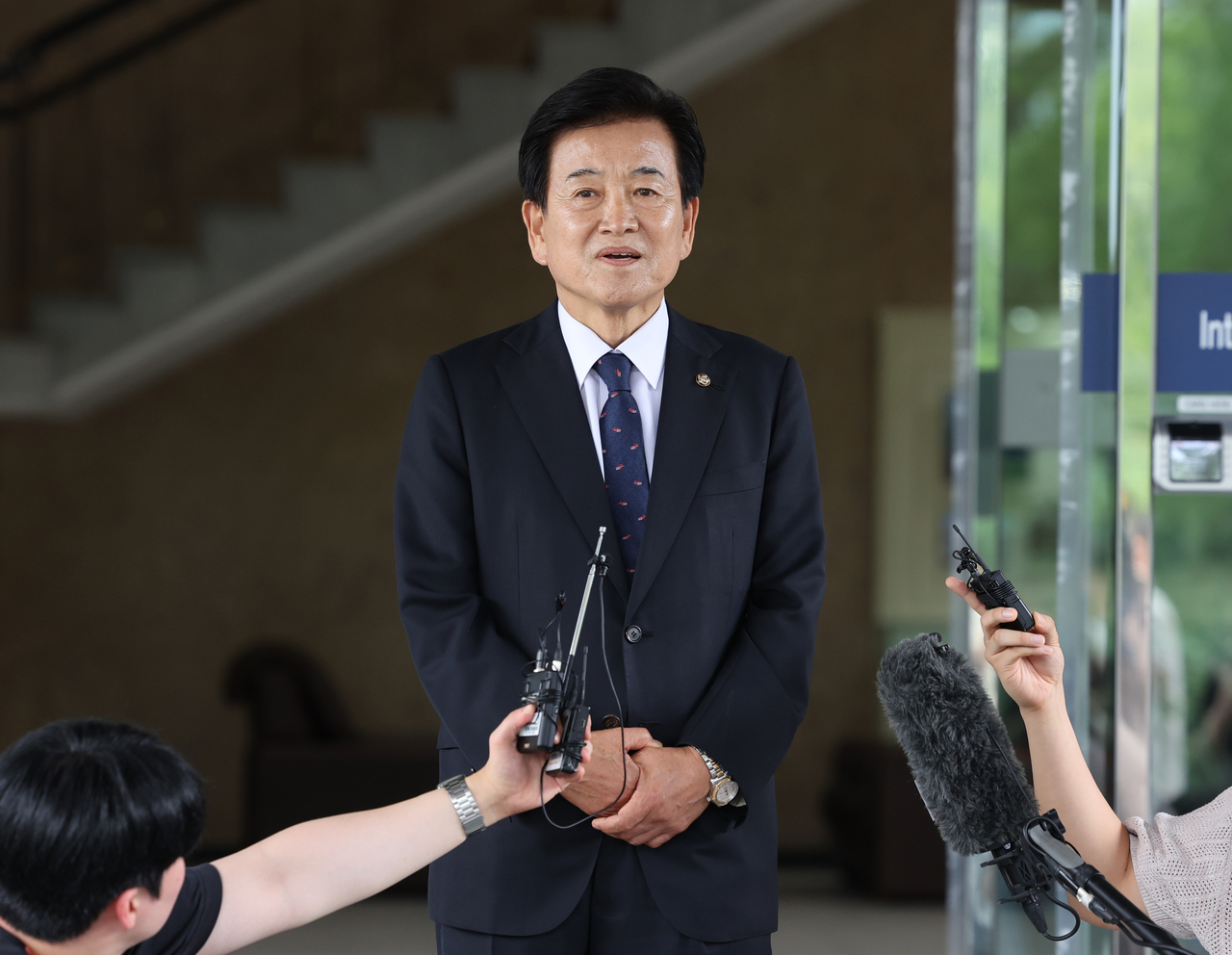 정동영 통일부 장관 토토사이트 디오스가 24일 서울 종로구 남북관계관리단에 마련된 인사청문회 준비사무실로 들어서며 취재진의 질문에 답하고 있다. [연합]