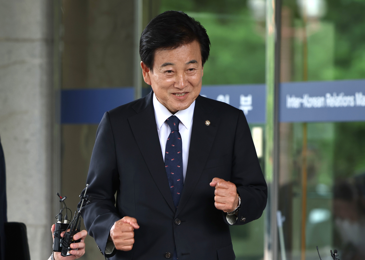 정동영 통일부 장관 토토사이트 디오스가 24일 서울 종로구 남북관계관리단에 마련된 인사청문회 준비사무실로 들어서고 있다. [연합]