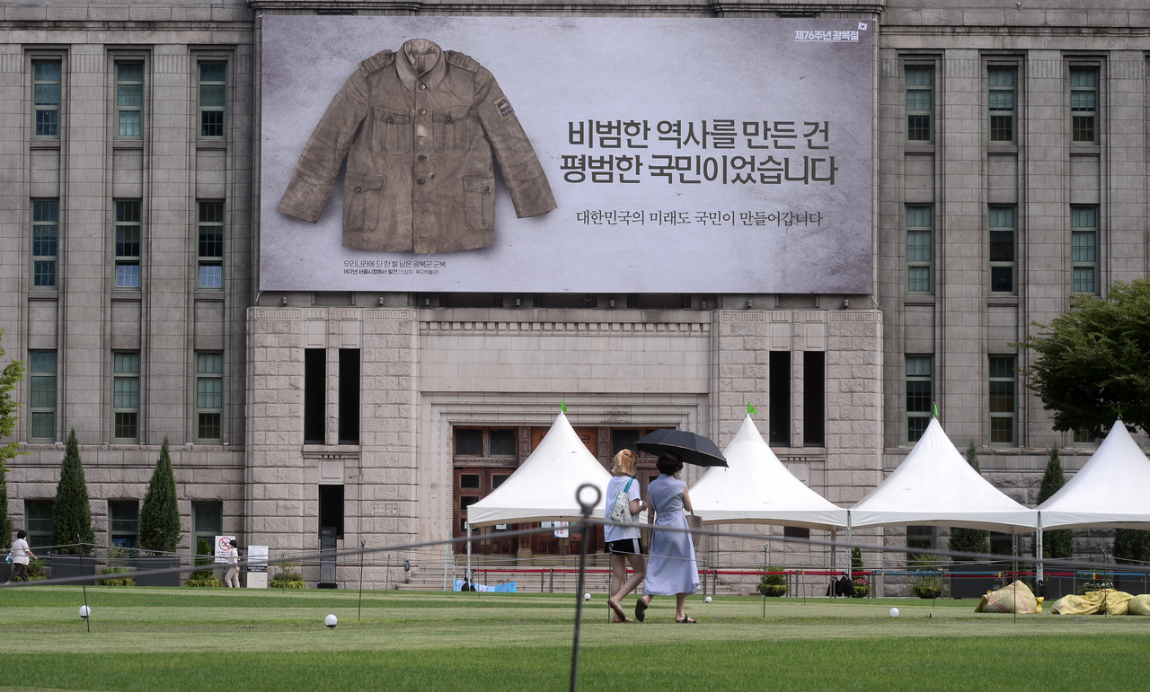 토토사이트 주인공 가입에 마련된 꿈새김판에 ‘비범한 역사를 만든 건, 평범한 국민이었습니다. 대한민국의 미래도 국민이 만들어갑니다’ 라는 문구가 담긴 광복군 군복 사진이 걸려있다. 박해묵 기자