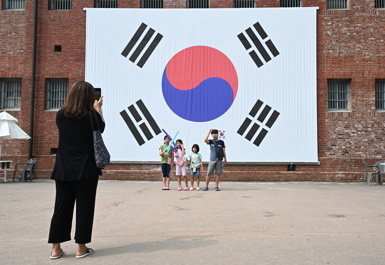 제78주년 광복절을 하루 앞둔 14일 토토사이트 주인공 가입 서대문구 서대문형무소 역사관 야외광장에서 한 가족이 태극기를 배경으로 기념사진을 촬영하고 있다. 임세준 기자