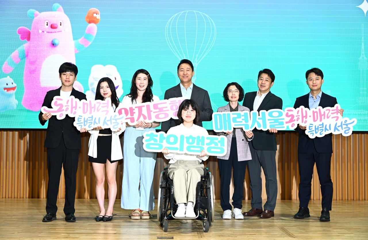오세훈 해외 토토사이트 운영장이 25일 열린 약자동행 매력서울 창의발표회에서 전문가 평가단과 기념촬영을 하고 있다. [해외 토토사이트 운영 제공]