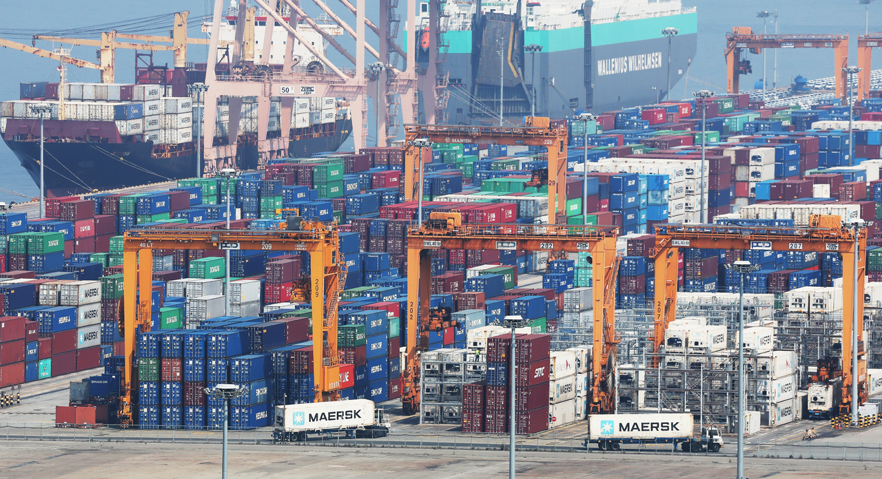 Containers are waiting to be shipped for exports at a port in Pyeongtaek, about 65 kilometers south of Seoul, on June 1. (Yonhap)