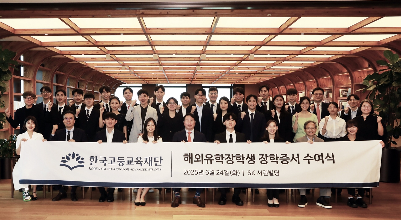 한국고등교육재단 이사장을 맡고 있는 최태원 SK토토사이트 순수익이 24일 서울 종로구 SK서린빌딩에서 열린 해외유학 장학증서 수여식에서 장학생들과 기념촬영을 하고 있다. [SK 제공]