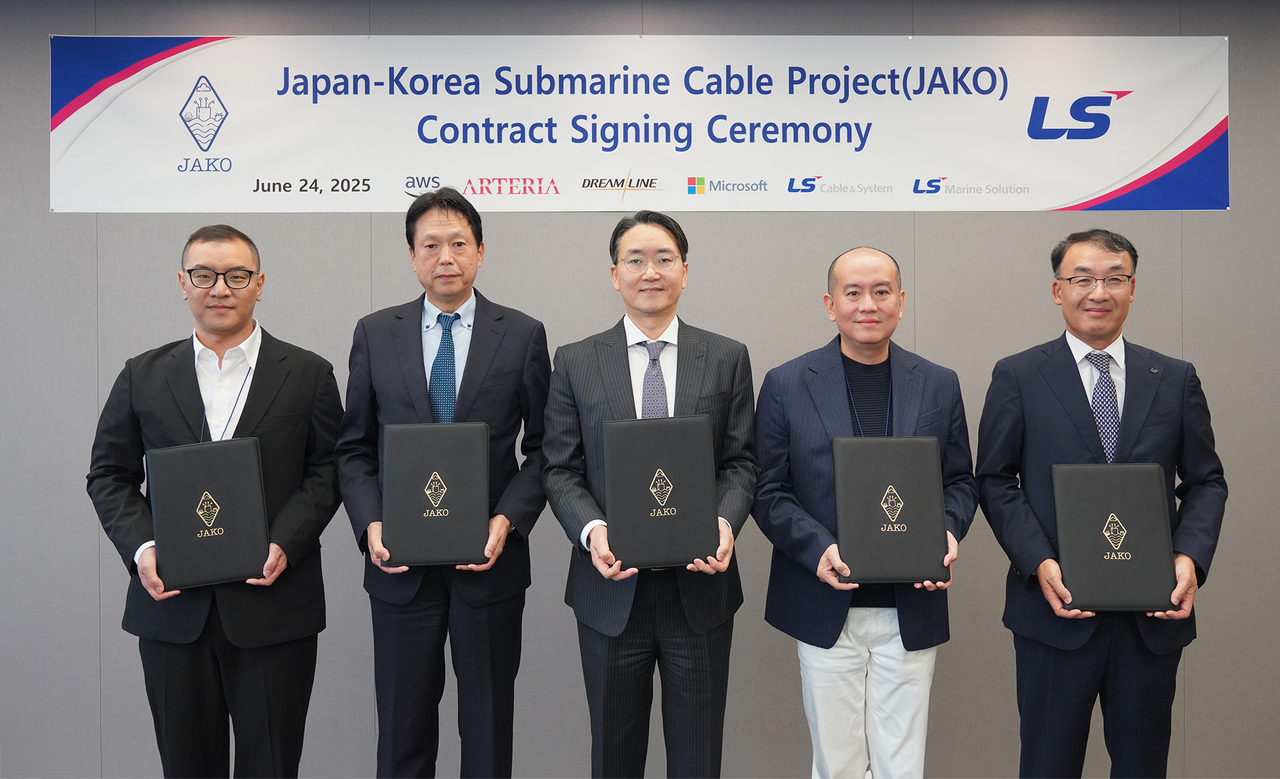 From left: Lee Han-wook, general manager of AWS APAC Backbone; Arteria Networks CEO Tatsuya Abe; Dreamline CEO Han Yoon-jae; Stanley Lim, executive director at Microsoft; and Joo Wan-seop, senior executive vice president of the communication and industrial solutions division at LS Cable & System, pose for a photo at the Japan-Korea Submarine Communication Network Construction Project signing ceremony held in Yongsan-gu, Seoul, on Tuesday. (LS Cable & System)