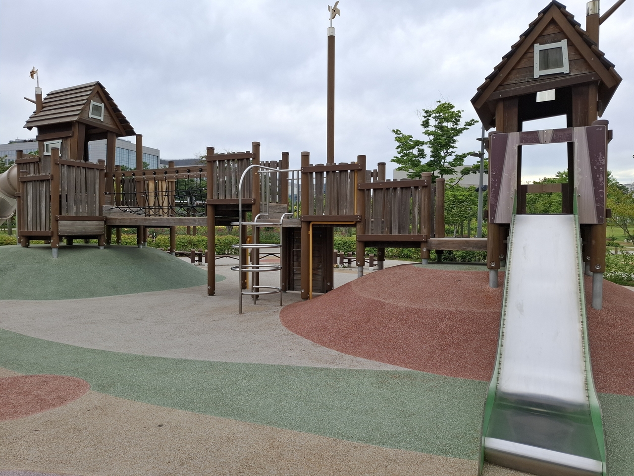 At 4:30 p.m. the next day, this reporter waited for 30 minutes at a playground in Magok-dong, Seoul, but did not see a single child. (Shin Ji-hye / The Korea Herald)
