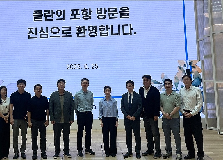 25일 美 바이오콤 캘리포니아 한국 사업 파트너사 플란 관계자가 포항시 를 방문해 단제 기념사진을 찍고 있다[포항시 제공]