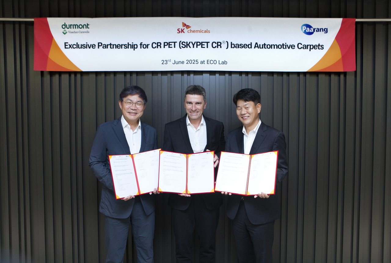 (From left) SK Chemicals CEO Ahn Jae-hyun, Durmont CEO Josef Zettl and Paarang CEO Lee Dong-seop pose for a photo during the signing ceremony of an exclusive Skypet CR supply in Pangyo, Gyeonggi Province,  Monday. (SK Chemicals)