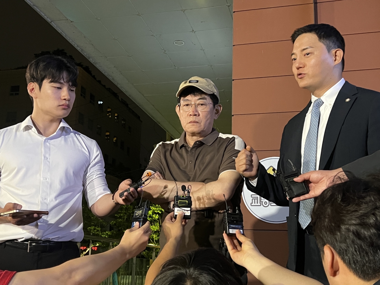 Lee Kyung-kyu (center) addresses members of the media on Tuesday in front of the Seoul Gangnam Police Station, after being questioned on his DUI charge related to his panic disorder medication. (Yonhap)