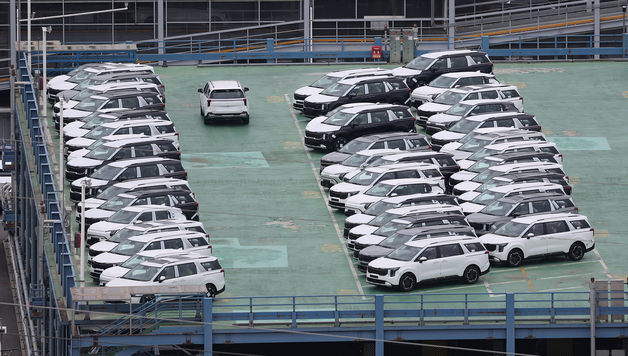 Vehicles awaiting delivery are parked at Kia Autoland in Gwangmyeong, Gyeonggi Province on Tuesday. (Yonhap)