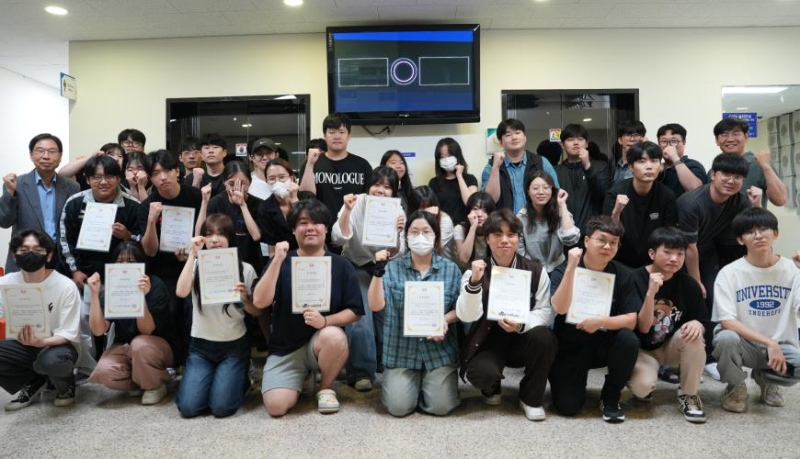 국립경국대학교 소프트웨어융합전공 학생들이 ‘2025 한국정보기술학회 하계종합학술대회’ 대학생 논문경진대회에서 금·은·동상을 모두 수상한 후 기념촬영을 하고 있다. [국립경국대 제공]