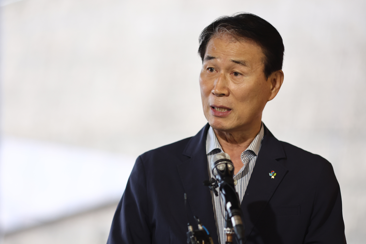 Veterans Minister nominee Kwon Oh-eul speaks to reporters outside his office in central Seoul on Wednesday. (Yonhap)