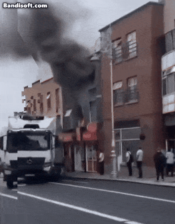 지난 23일(현지시간) 아일랜드 더블린 그랜비 로우의 한 3층 달맞이 토토사이트에 화재가 발생한 가운데, 한 시민이 달맞이 토토사이트에서 트럭 위로 뛰어내리고 있다. [데일리메일 캡처]