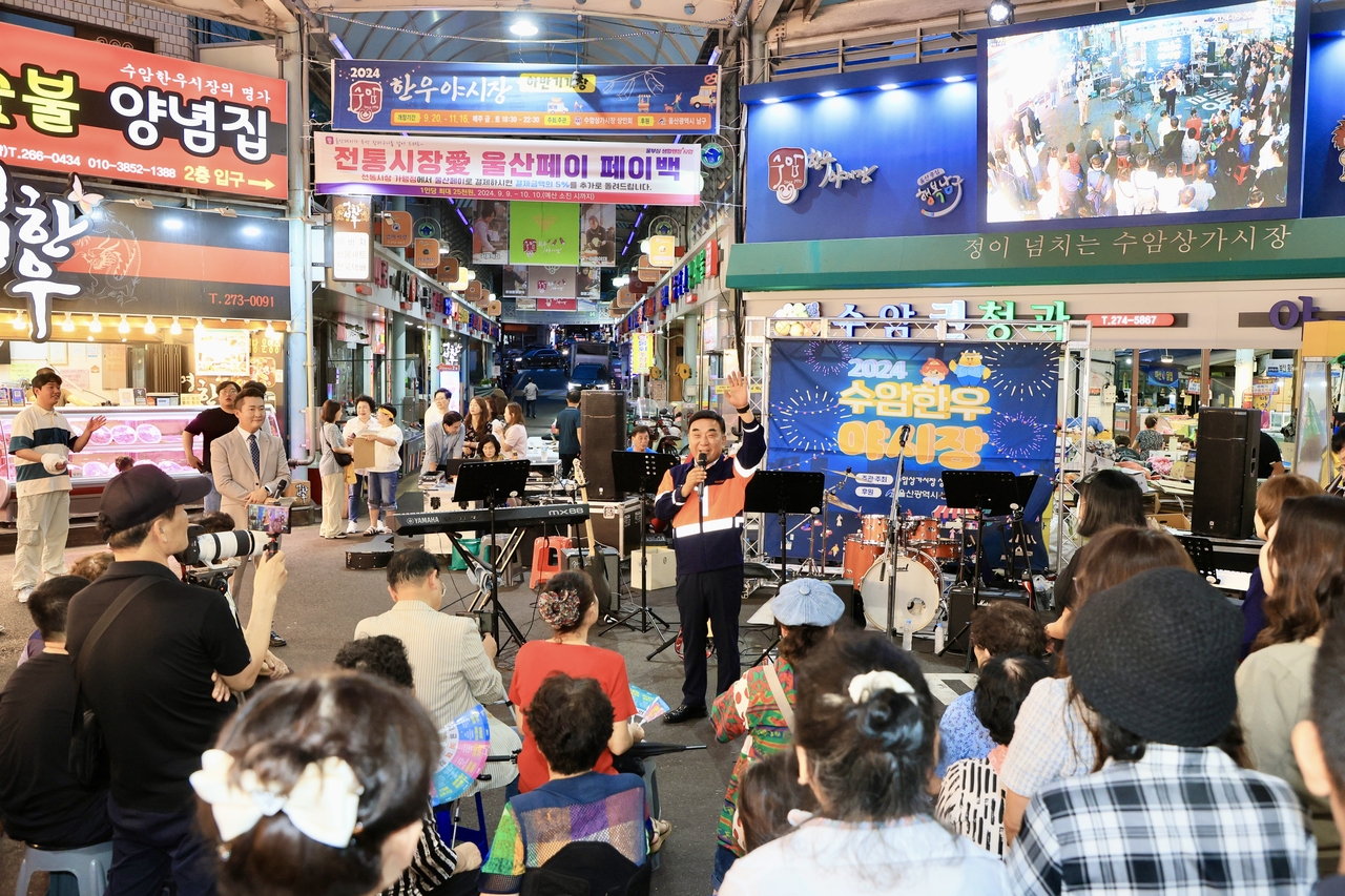 울산시가 내달 18일부터 9월 20일까지 매주 금·토요일 ‘토토사이트 해킹 신고 밤, 이야기(스토리) 야시장’을 개장한다. 사진은 지난해 9월 개장한 수암 한우야시장 모습. [울산시 제공]