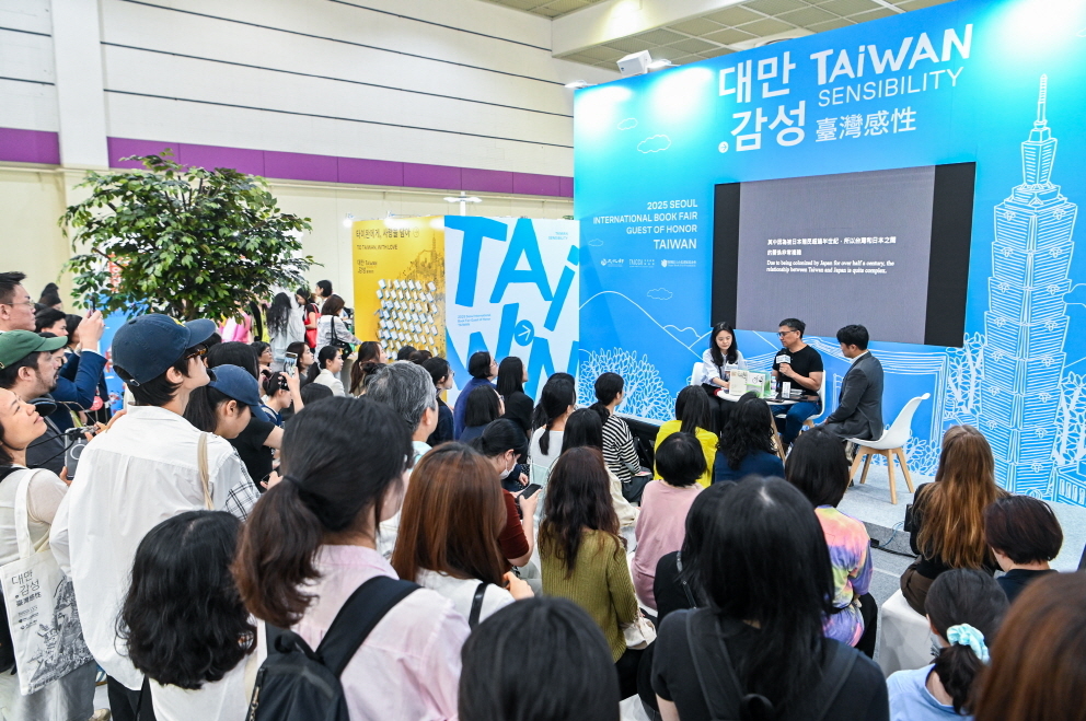 랜드토토 우밍이 작가가 지난 18일 서울 강남구 코엑스에서 열린 ‘2025 서울국제도서전’에서 ‘떠도는 섬: 우밍이와 복안인의 문학 여정’을 주제로 강연을 하고 있다. [랜드토토 크리에이티브 콘텐츠 진흥원]