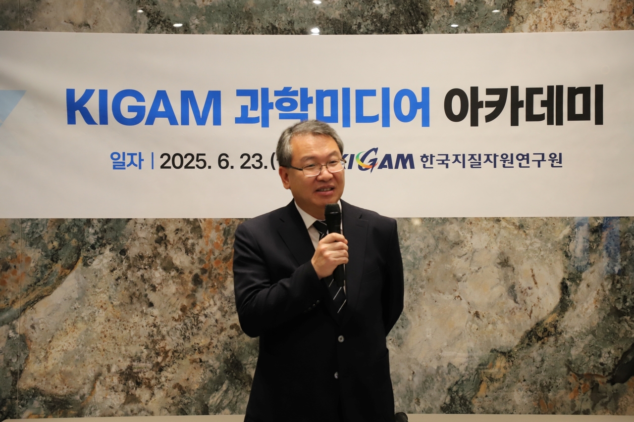 권이균 한국사설 토토사이트연구원장이 ‘과학미디어 아카데미’에서 기관 운영 계획을 설명하고 있다.[한국사설 토토사이트연구원 제공]