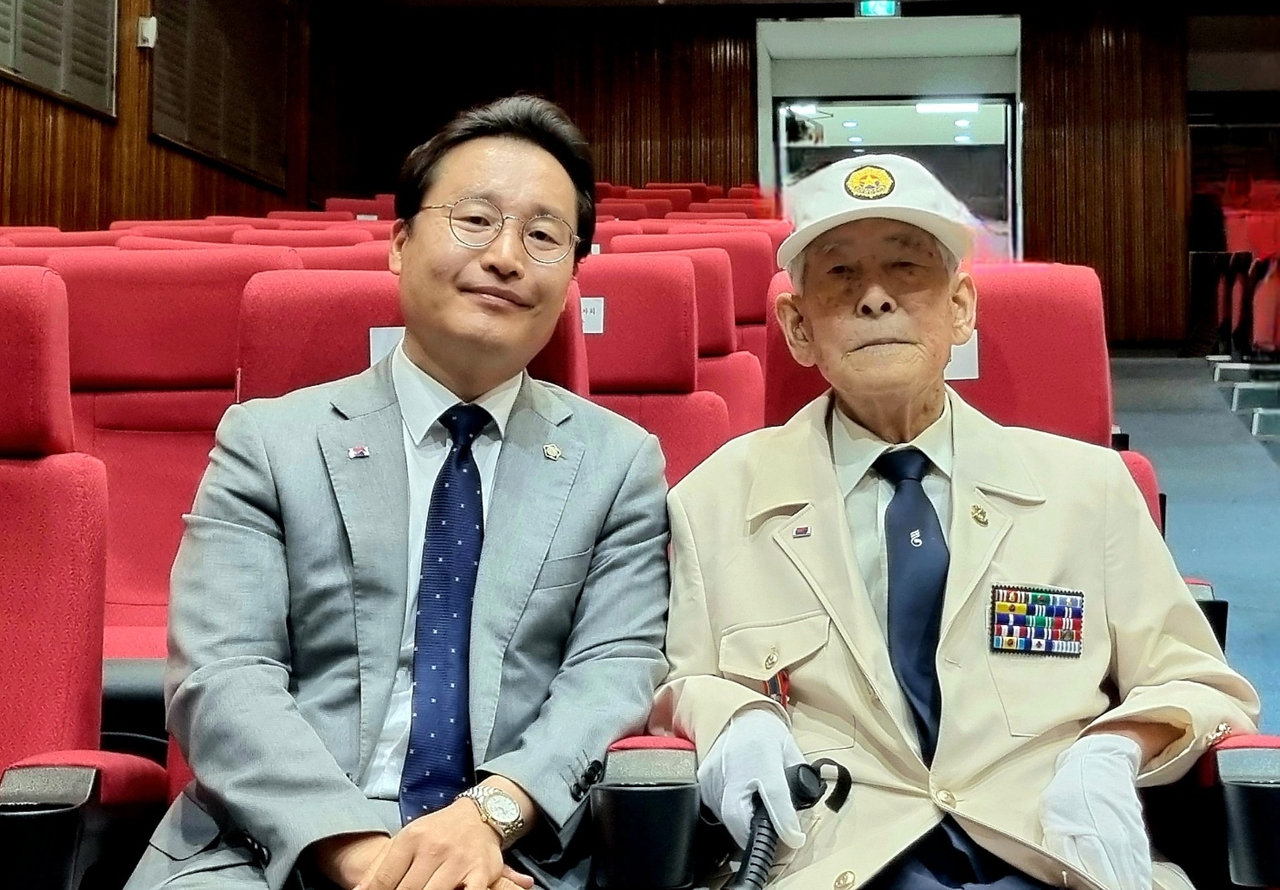 Attorney Ha Kyoung-hwan (left,) takes a photo with Korean War veteran and former child soldier Park Tae-seung at the memorial ceremony for the Korean War child soldiers held in Daegu on June 18. (Courtesy of Ha)