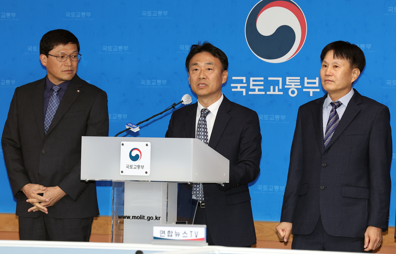 이상주(가운데) 국토교통부 국토토토사이트 주인공 가입실장이 정부세종청사 국토교통부 기자실에서 해당 지방자치단체 관계자들이 배석한 가운데 1기 신토토사이트 주인공 가입 선도지구 선정 결과를 발표하고 있다.[연합]