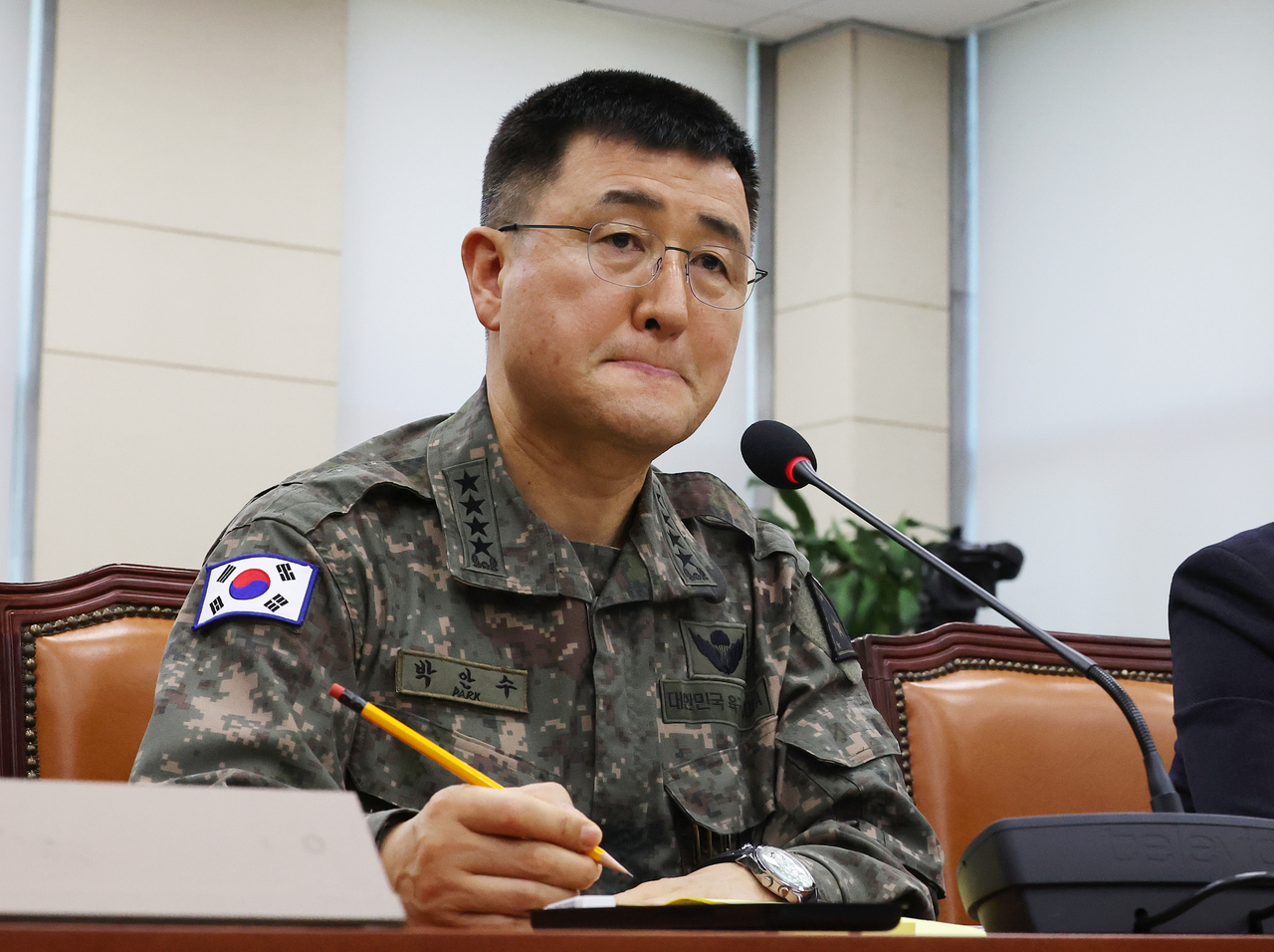 박안수 육군참모총장이 지난해 12월 5일 오전 윤석열 대통령의 비상계엄 선포·해제 경위와 관련한 긴급 현안질의가 열린 국회 국방위원회 전체회의에서 의원 질의를 경청하고 있다. [연합뉴스]