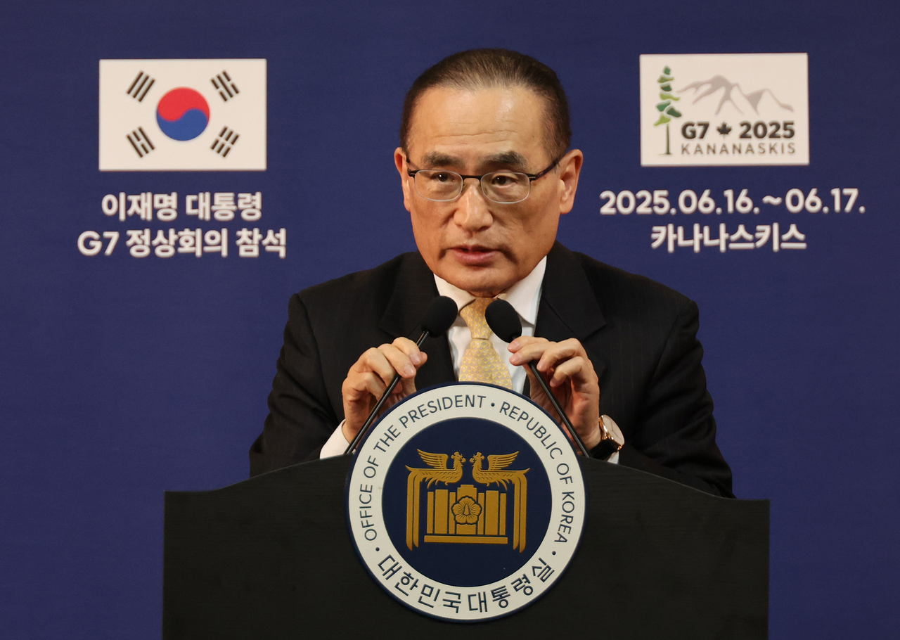 Wi Sung-lac, South Korea’s national security adviser, speaks during a press briefing on President Lee Jae-myung’s participation in the Group of Seven summit in Alberta, Canada, on June 16. (Yonhap)