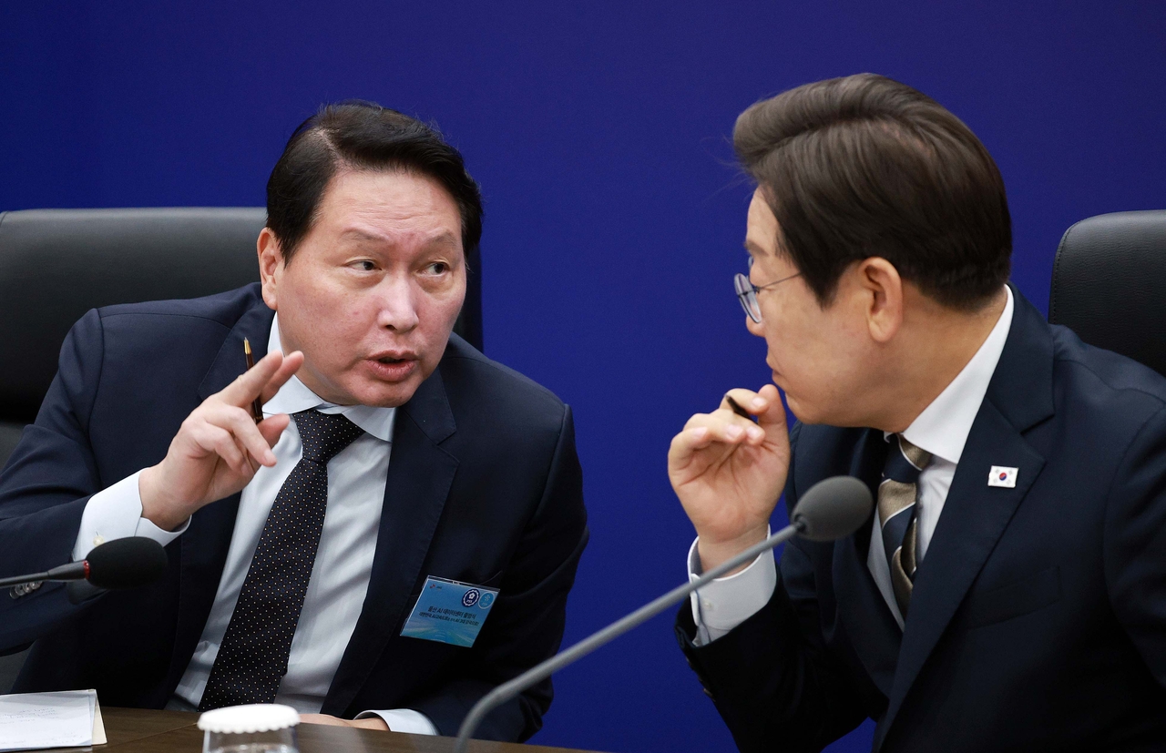 최태원 대한공회의소 회장은 새정부 출범을 맞아 3개의 새 건담 토토사이트모델을 제시했다. 사진은 지난 20일 이재명 대통령 주재로 울산전시컨벤션센터에서 열린 인공지능(AI) 글로벌 협력 기업 간담회에서 최태원 회장이 이 대통령과 대화를 나누는 모습  [연합]