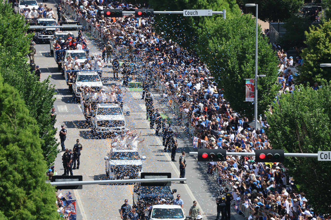 A motorcade celebrating the Oklahoma City Thunder’s first NBA Finals title passes through downtown Oklahoma City, Tuesday. (Reuters-Yonhap)