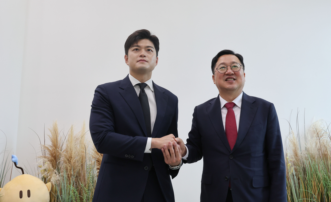김용태 국민의힘 비상대책위원장(왼쪽)이 25일 오전 대전컨벤션센터에서 이장우 대전시장과 만나 기념 촬영을 하고 있다. [연합]