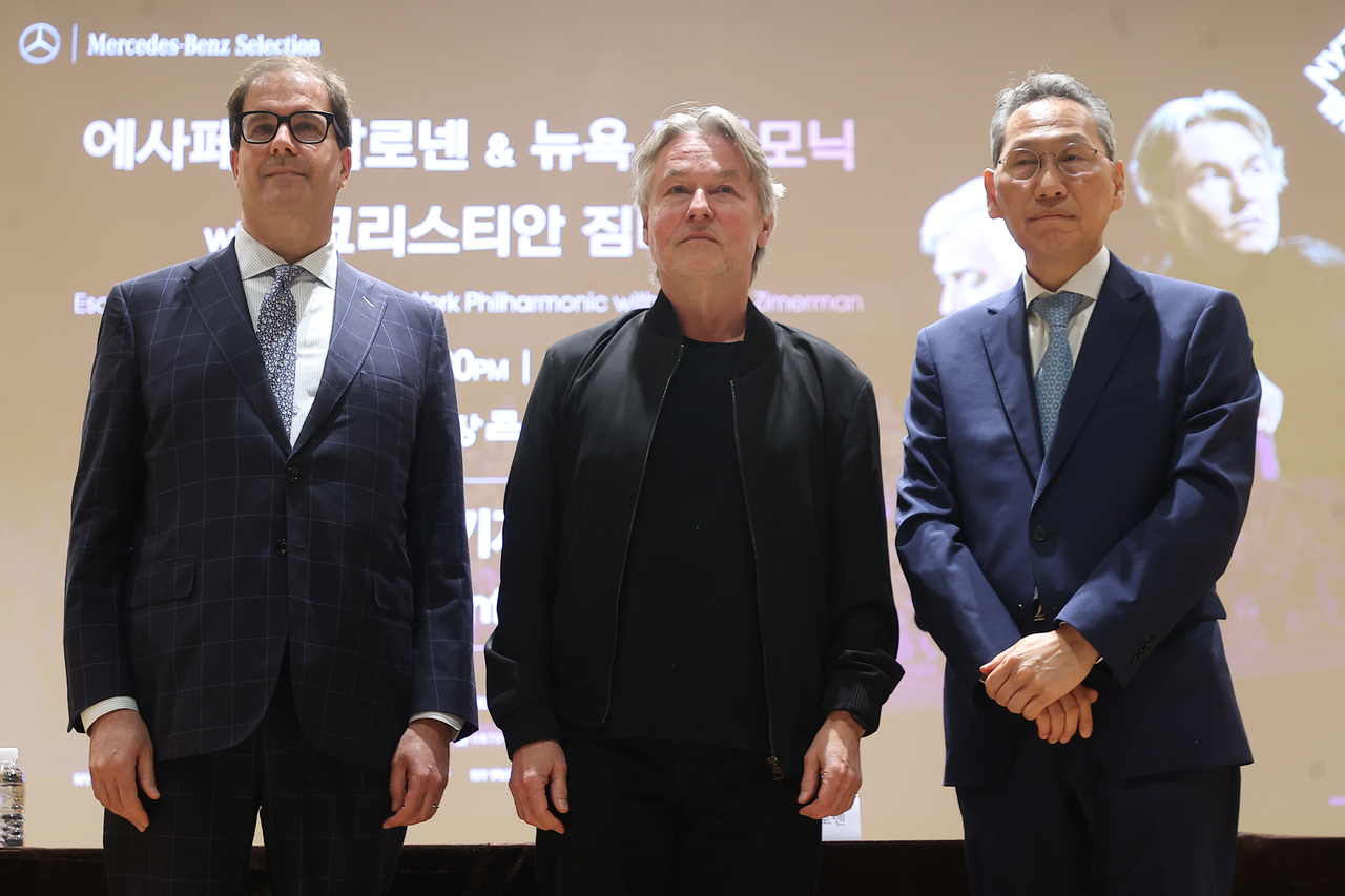 (From left) President and CEO of the New York Philharmonic Matias Tarnopolsky, conductor and composer Esa-Pekka Salonen and Mast Media CEO Kim Yong-kwan pose for photos during a press conference on Wednesday in Seoul. (Yonhap)