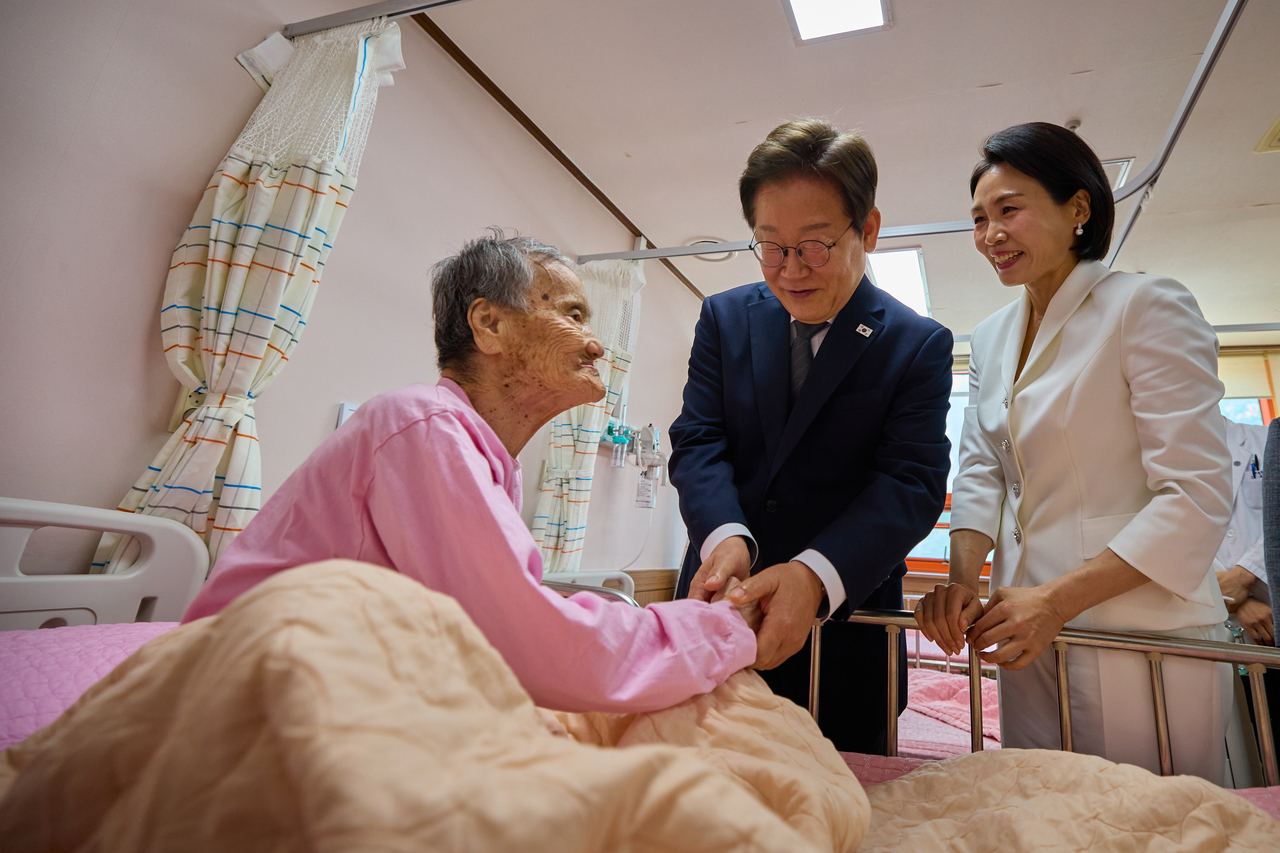 President Lee Jae Myung (second from right) and his wife Kim Hea Kyung (right) visit the Sorokdo National Hospital in Goheung-gun, South Jeolla Province, on Wednesday. (Presidential office)