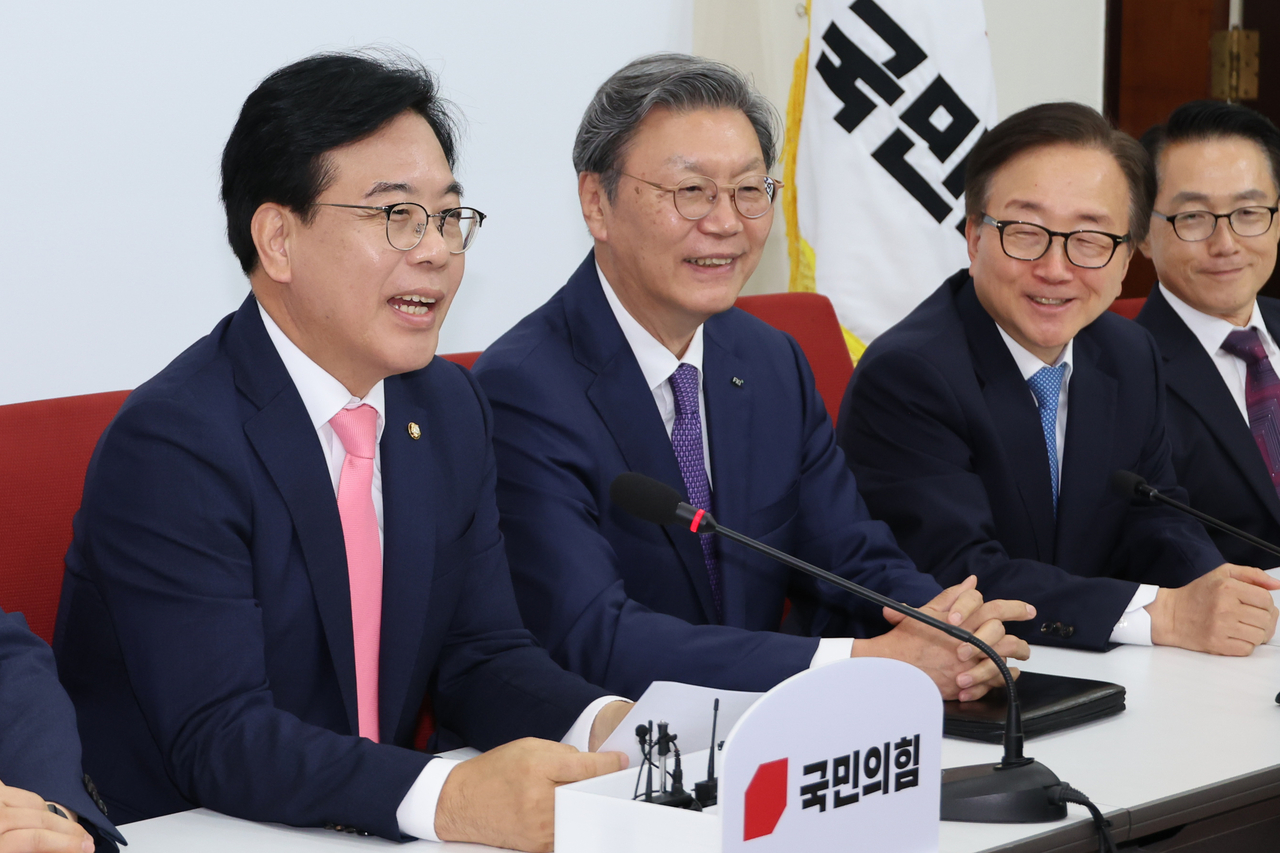 송언석 국민의힘 원내대표가 25일 국회에서 머스트잇 토토 6단체 부회장단과 면담하고 있다. 왼쪽부터 송 원내대표, 김창범 한국머스트잇 토토인협회 상근부회장, 이동근 한국경영자총협회 상근부회장, 이호준 한국중견기업연합회 상근부회장. [연합]