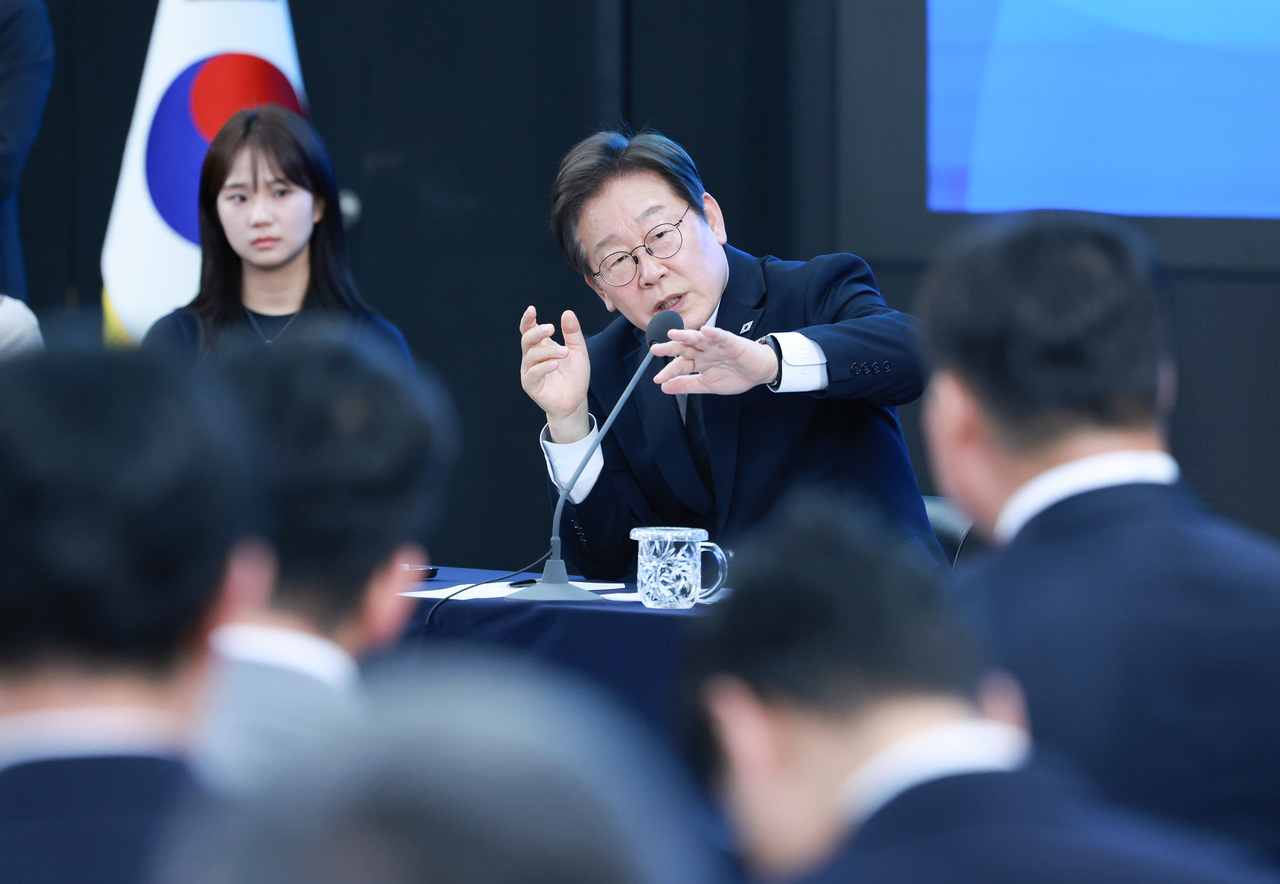이재명 토토사이트 동화 코드이 25일 광주광역시 국립아시아문화전당에서 ‘광주시민·전남도민 타운홀미팅’을 하고 있다. [연합]