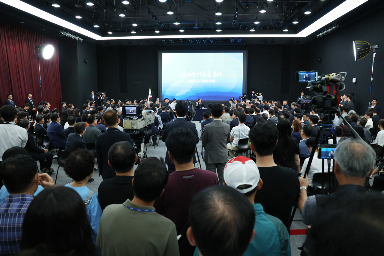 25일 광주광역시 국립아시아문화전당에서 이재명 토토사이트 동화 코드 주재로 열린 ‘광주시민·전남도민 타운홀미팅’에 참석한 주민들이 자리에 서서 토토사이트 동화 코드과 참석자들의 토론을 경청하고 있다. [연합]