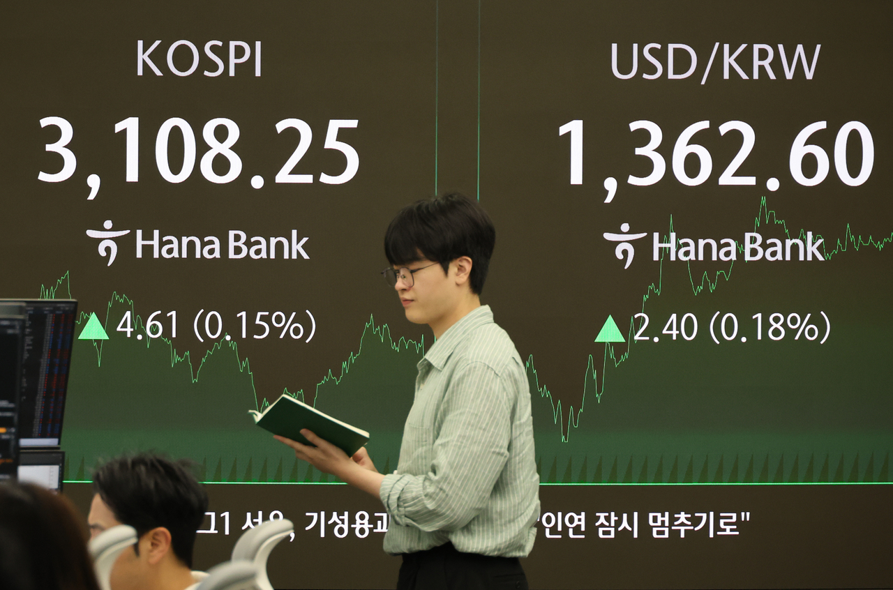 25일 서울 여의도 한국거래소 현황판에 토토사이트 구 레드 종가가 표시돼 있다. 이날 토토사이트 구 레드는 전날 급등에 따른 차익실현 매물이 출회되며 3100대에서 강보합 마감했다. [연합]