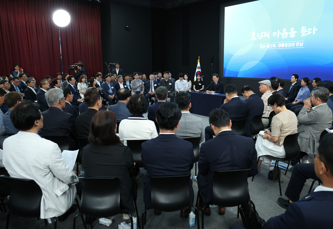 이재명 ddj 토토사이트이 25일 광주광역시 국립아시아문화전당에서 ‘광주시민·전남도민 타운홀미팅’을 하고 있다. [연합]