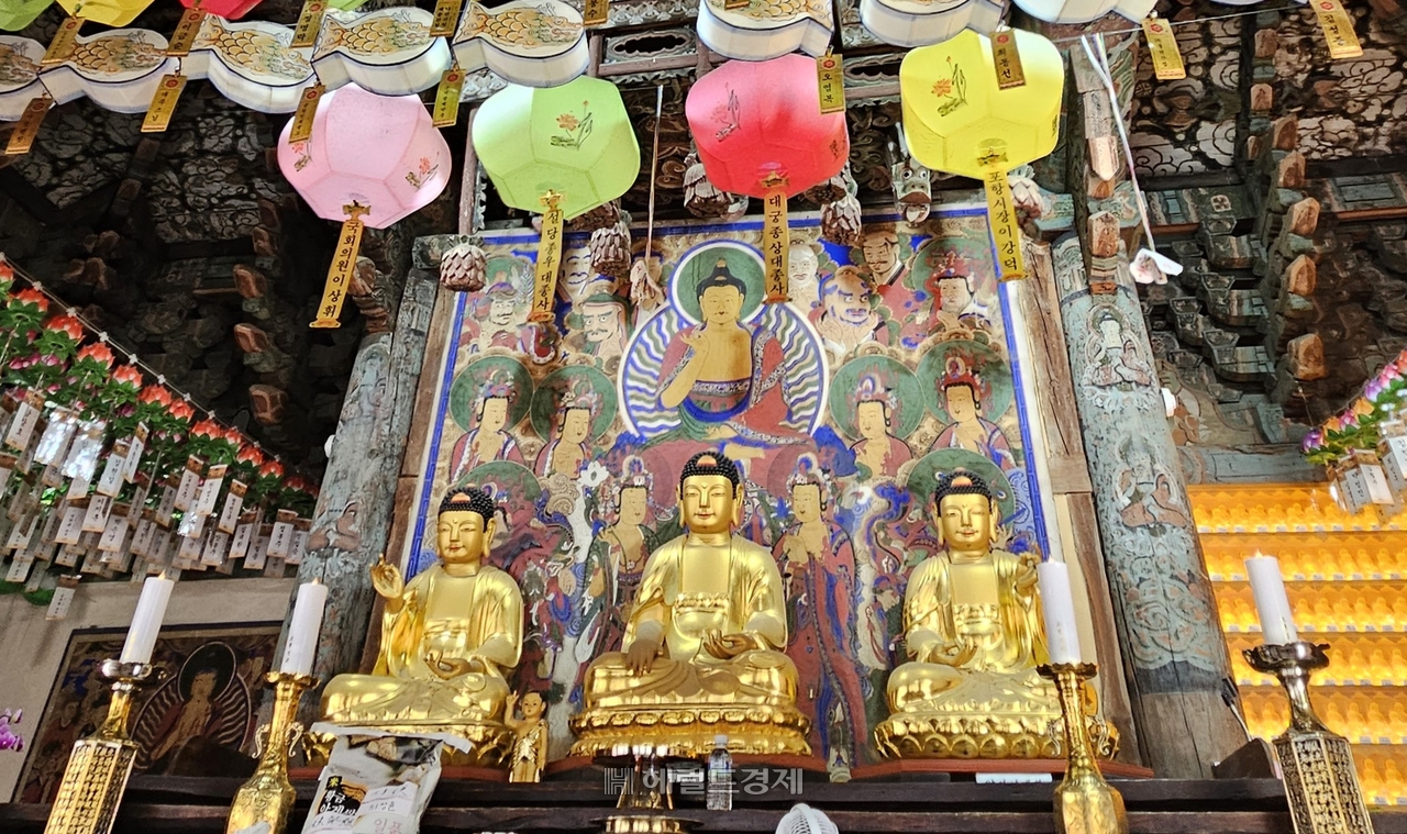 대웅전 목조석가여래삼불좌상