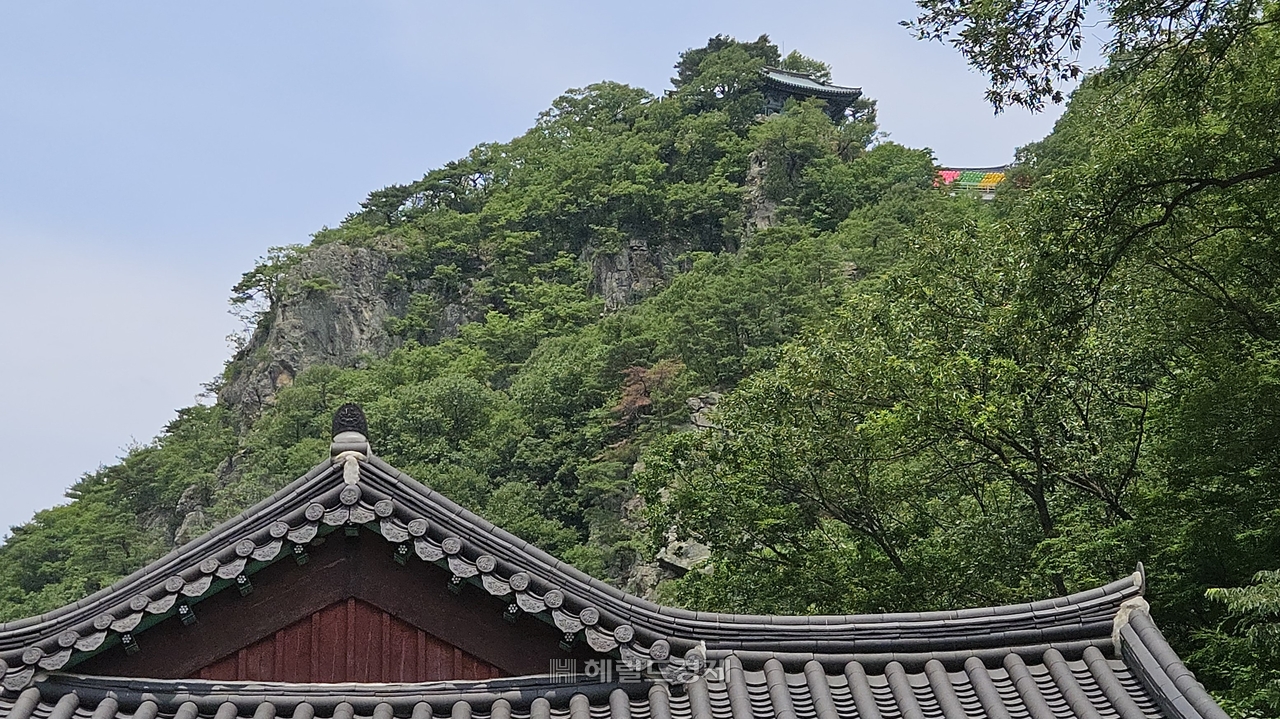 지붕 너머 산꼭대기에 있는 자장암