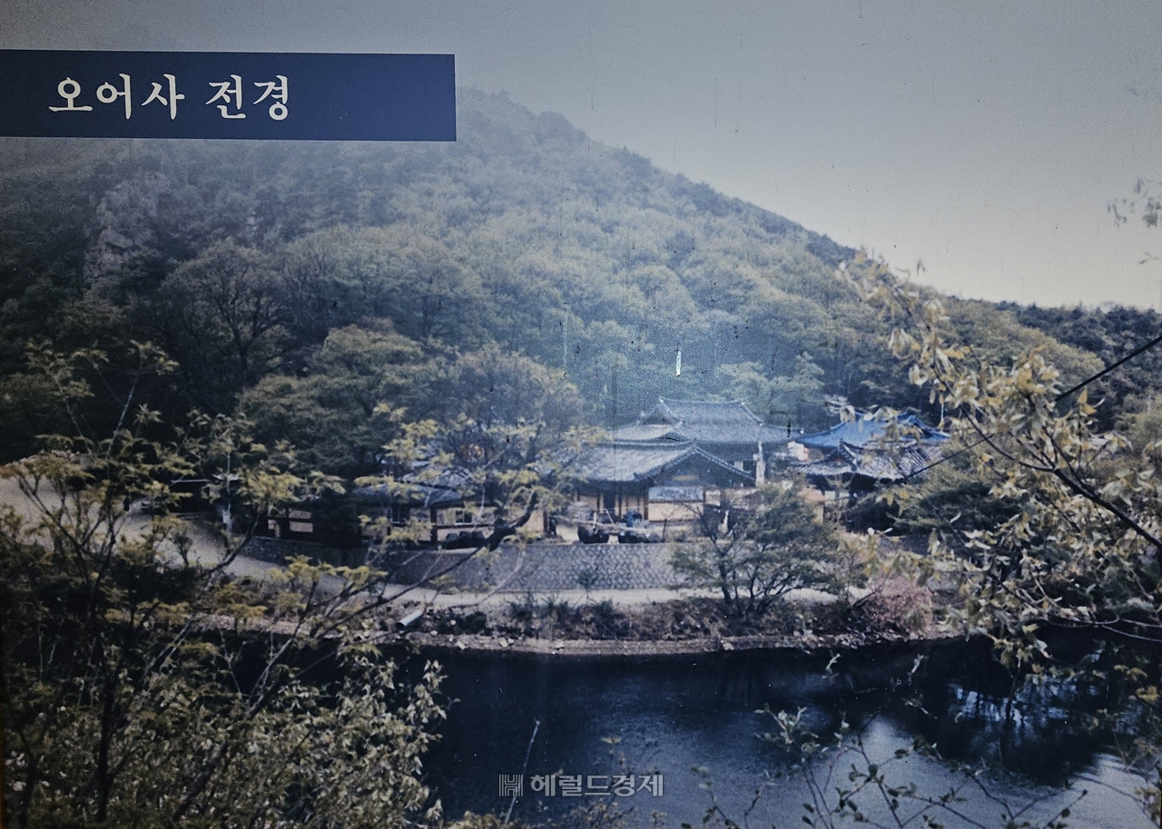 호수에 물이 가득 찬 불야성 토토사이트 전경