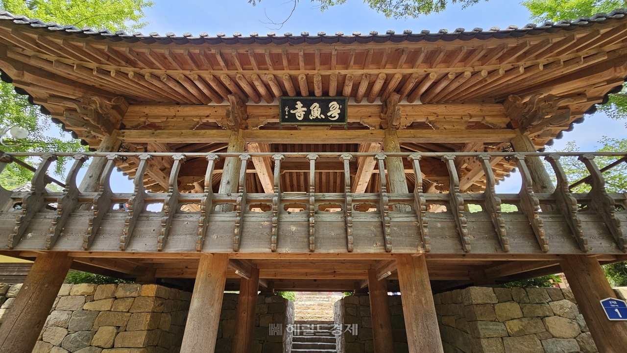 가학루 바깥쪽(호수 쪽)의 불야성 토토사이트(吾魚寺) 현판
