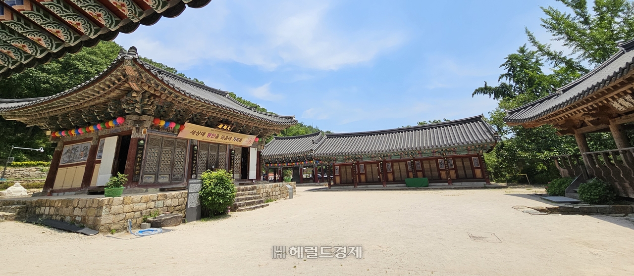 대웅전 앞마당