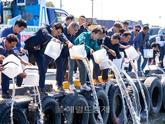 지난해 열린 행사에서 경북 동해안권 수산경영인 단체들이  울릉군 현포항에서 도화새우 10만 미와 문치가자미 5만 미를 방류하고 있다.[울릉군 제공]
