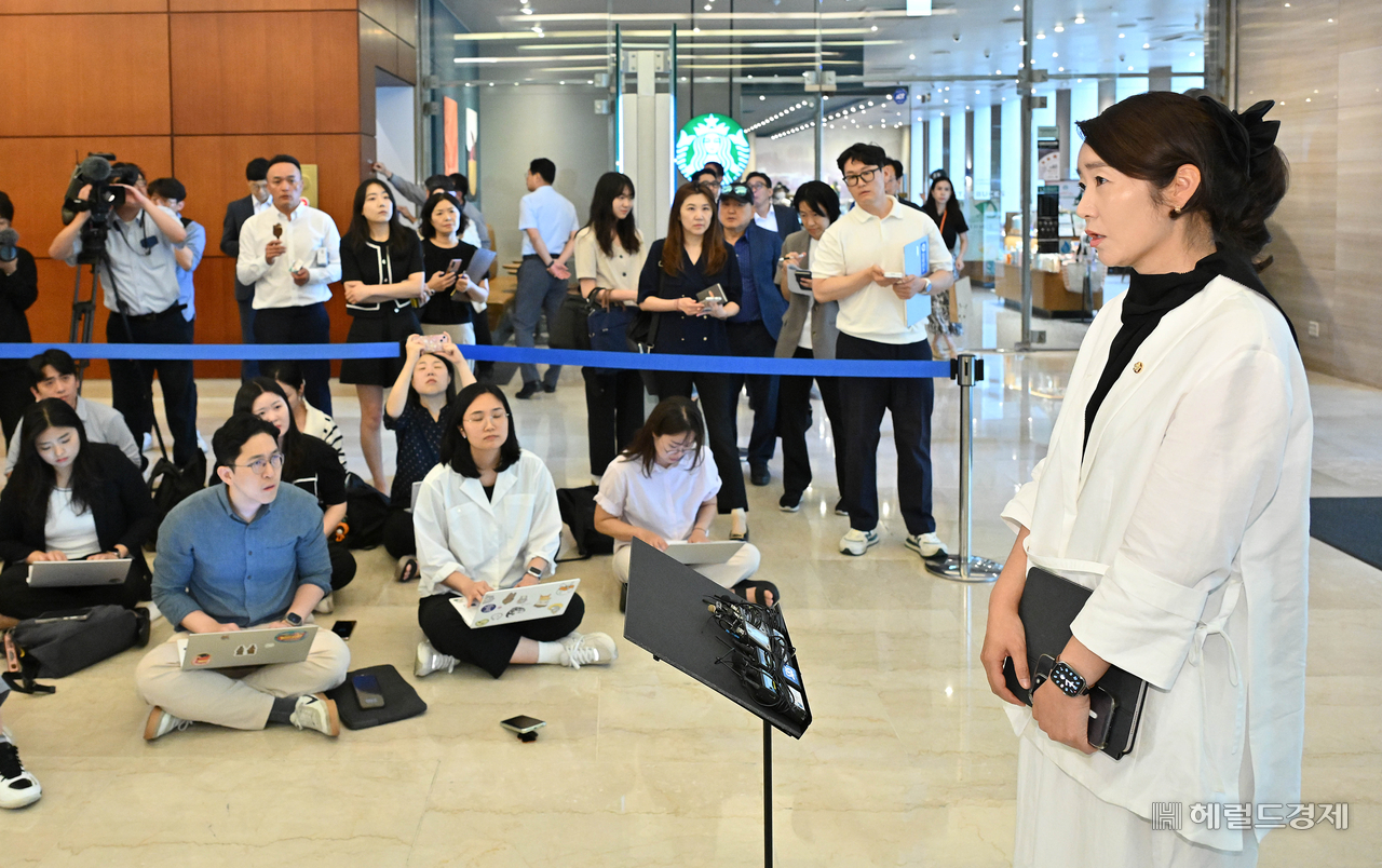 강선우 여성가족부 장관 후보자가 26일 오후 서울 종로구에 마련된 인사청문회 준비 사무실로 출근하며 소감을 밝히고 있다. 임세준 기자