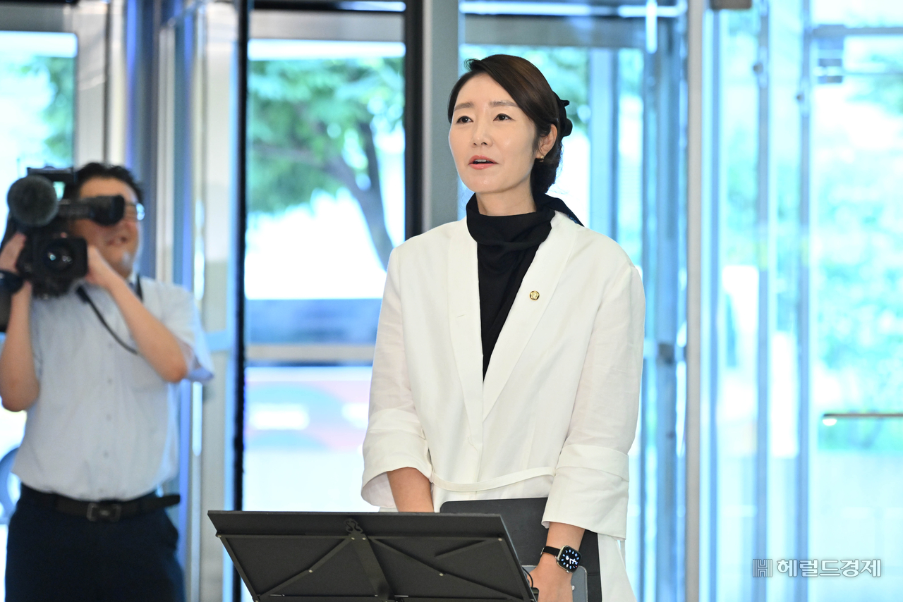 강선우 여성가족부 장관 후보자가 26일 오후 서울 종로구에 마련된 인사청문회 준비 사무실로 출근하며 소감을 밝히고 있다. 임세준 기자