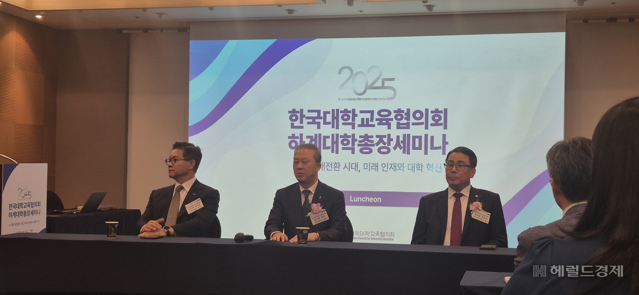양오봉(가운데) 한국대학교육협의회(대교협) 회장과 이기정(왼쪽) 대교협 부회장, 변창훈 대교협 부회장이 26일 경주에서 열린 기자간담회에서 발언하고 있다. 김용재 기자
