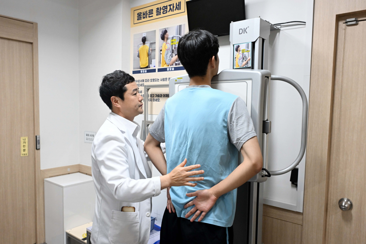 서울지방병무청 병역판정bts 토토사이트장에서 병역대상자가 신체bts 토토사이트를 실시하고 있다. [이상섭 기자]